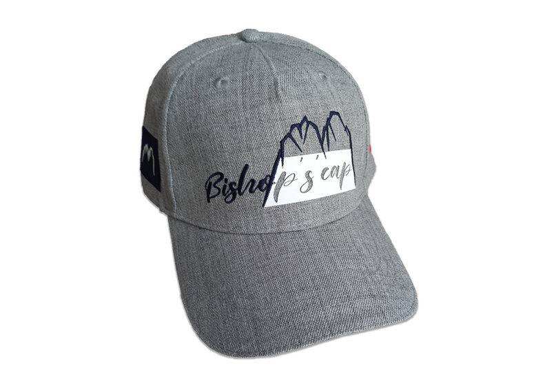 Hellgraue Baseball-Cap mit gesticktem Berglogo und Schriftzug, freigestellt vor hellem Hintergrund. | © Bergbahnen Filzmoos GmbH
