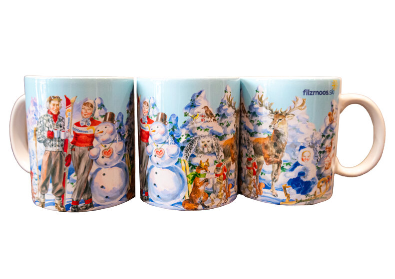 Keramiktasse mit winterlicher Filzmoos-Szene, Schneemann, Hirsch und historischen Figuren. | © Bergbahnen Filzmoos GmbH